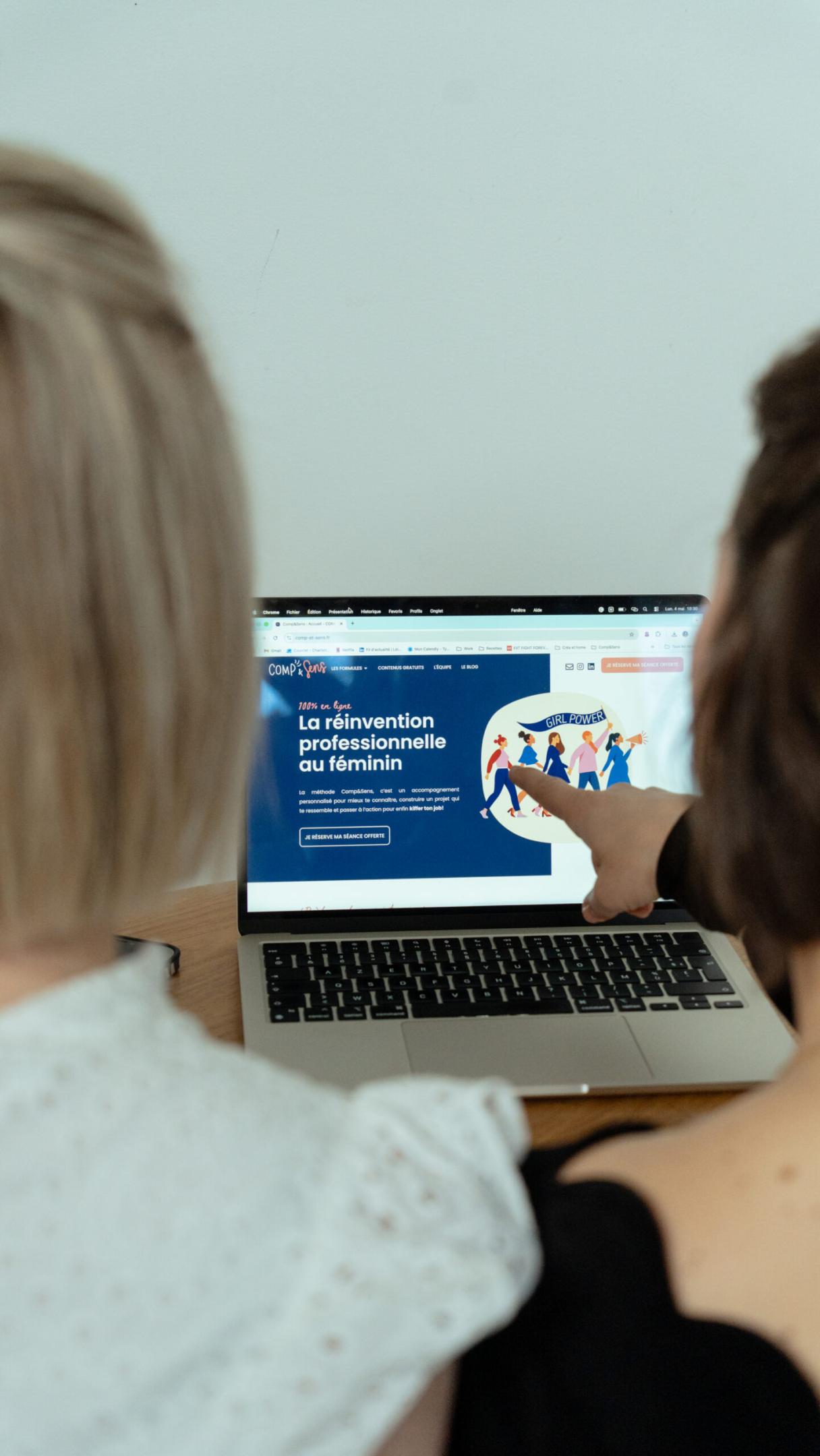 femme qui fait son bilan de compétences en autonomie depuis chez elle